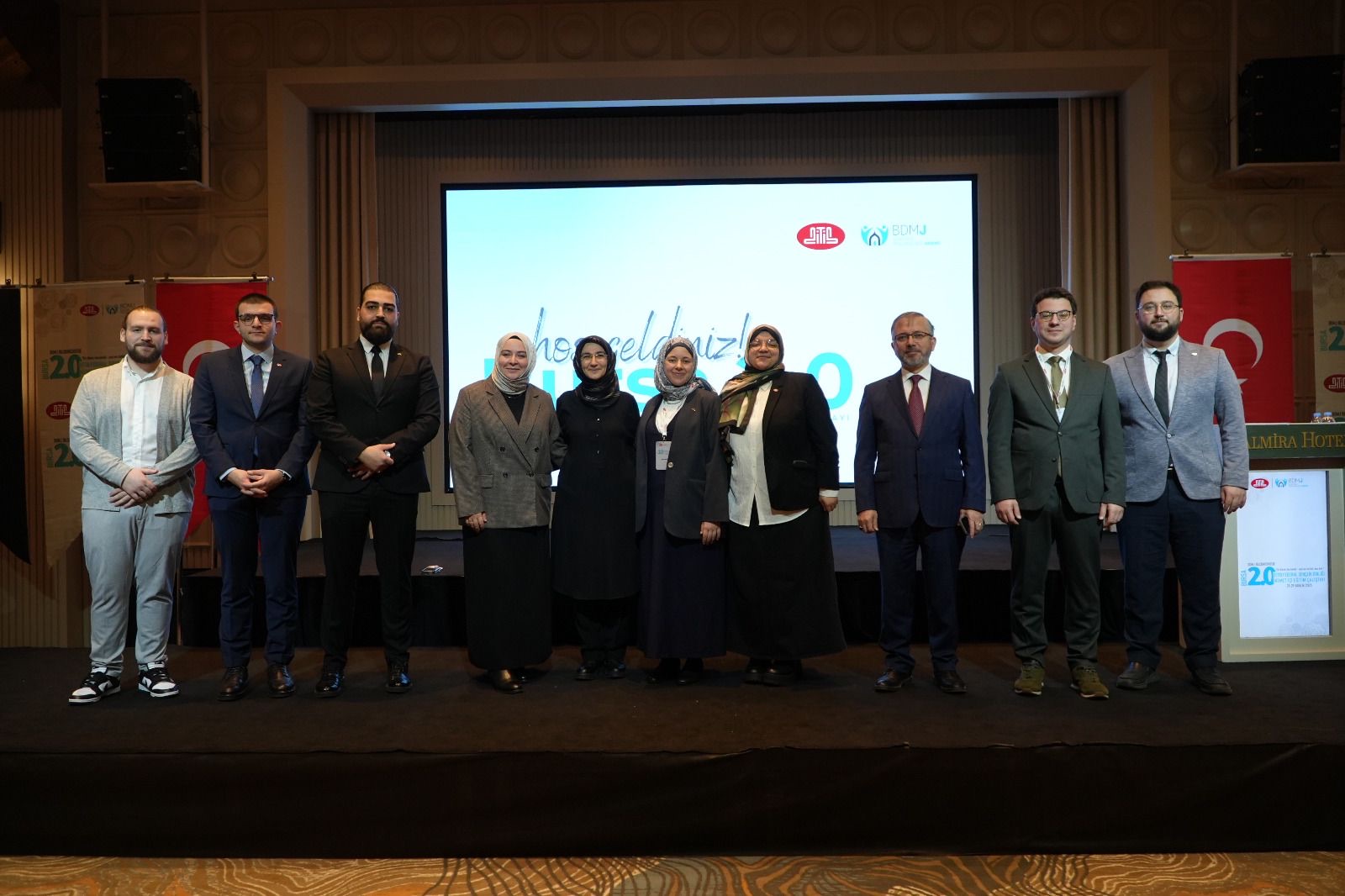 Ehrengäste und Referent:innen auf der Bühne der Bursa-2.0-Eröffnung