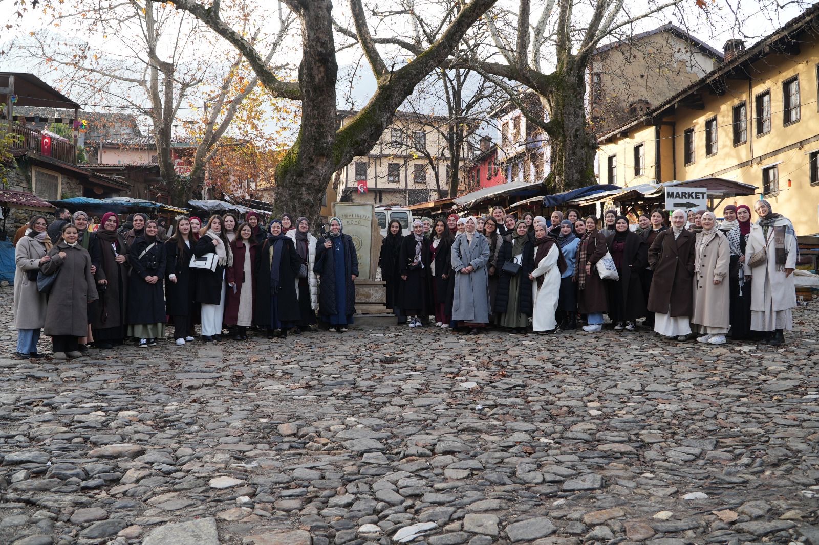 Gruppenfoto der Teilnehmenden im historischen Dorf Cumalıkızık