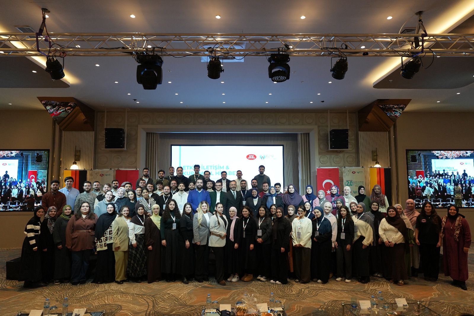 Großes Gruppenfoto aller Teilnehmenden der BDMJ-Bildungsreise Bursa 2.0