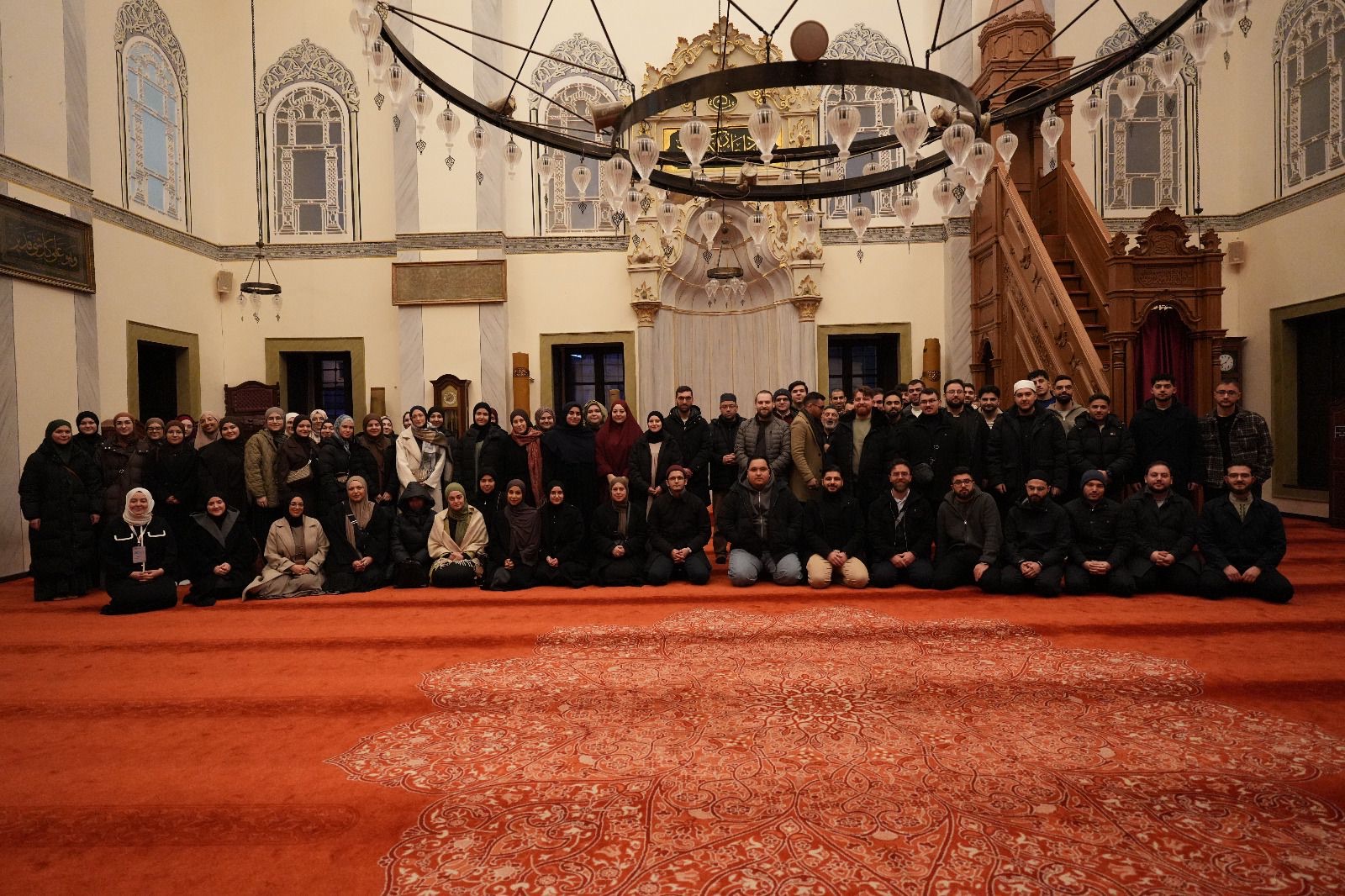 Teilnehmende im Innenraum der Ulu Cami in Bursa