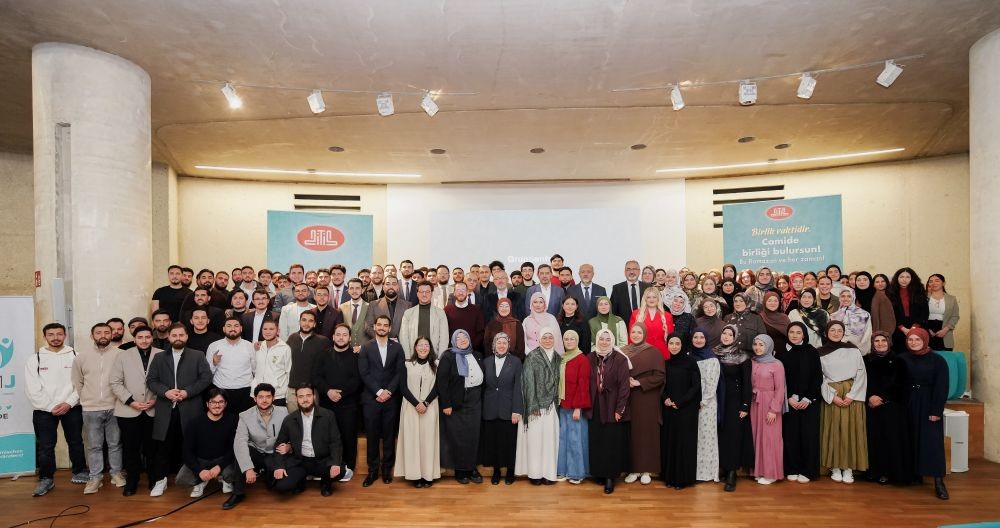 Großes Gruppenfoto aller Teilnehmenden des BDMJ-Iftar 2026 in der DITIB-Zentralmoschee Köln
